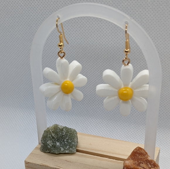 Pair of Sunny, Dangling Daisy Earrings - Picture 6 of 7